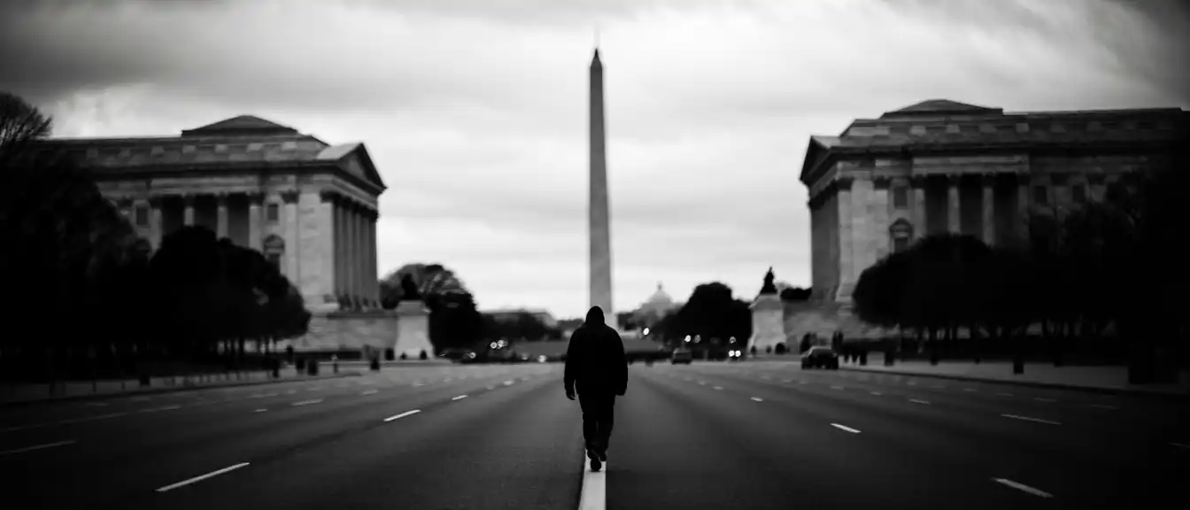 Тень Вашингтона: почему столица американского политического величия кажется лишь декорацией к триллеру