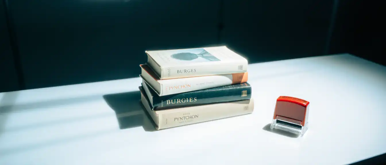Под прицелом цензуры: классика мировой литературы попала в новый список книг с маркировкой