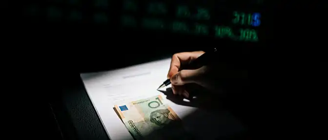 Под ударом августа: почему рубль может пробить отметку в 85 единиц за доллар